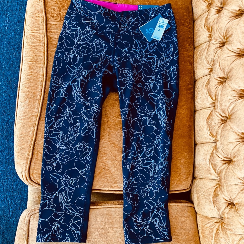 GapFit Black Floral Capri Athletic Leggings